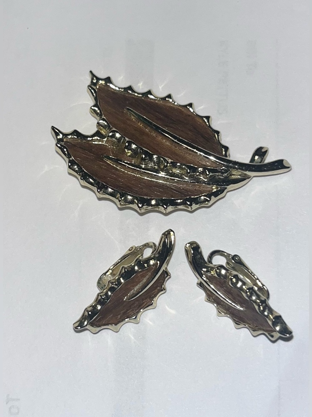 Vintage Sarah Coventry wooded beauty double leaf brooch and earrings set